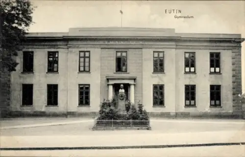 Ak Eutin in Ostholstein, Gymnasium, Außenansicht, Statue