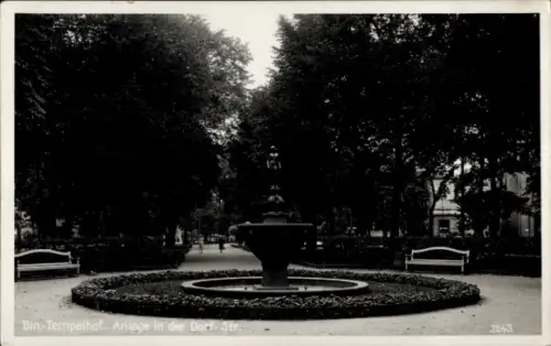 Foto Ak Berlin Tempelhof, Anlage in der Dorfstraße, Brunnen