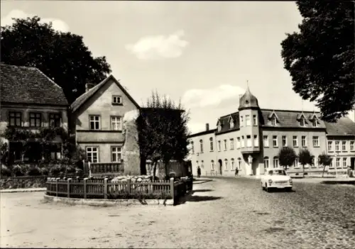 Ak Wesenberg in Mecklenburg, Straßenpartie, Denkmal