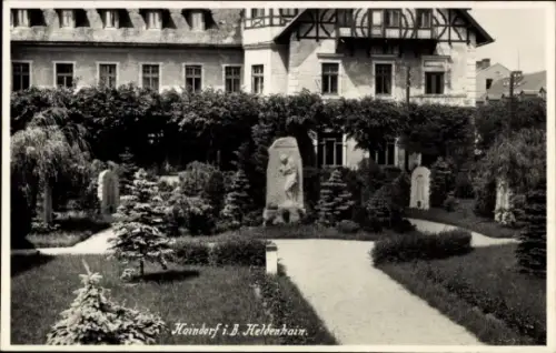 Ak Haindorf in Niederösterreich, Garten mit Statuen, Bäume, Hecken, Gebäude im Hintergrund