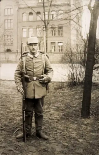 Foto Ak Deutscher Soldat in Uniform, Pickelhaube, Bajonett