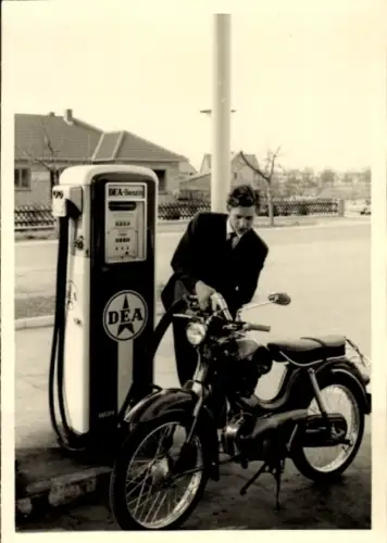 Foto Tankstelle, Mann tankt sein Motorrad