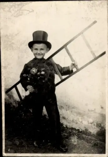 Foto Junge als Schornsteinfeger