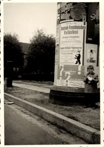 Foto Berlin, Litfaßsäule, Werbung, Kind