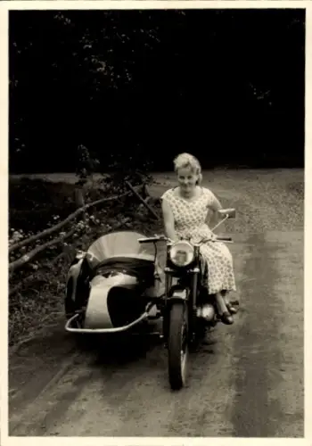 Foto Junge Frau fährt Motorrad mit Beiwagen