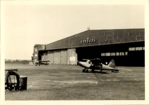 Foto Halle Hamburg, Flugzeug