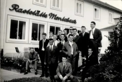 Foto Montabaur im Westerwald, Männer vor Gaststätte