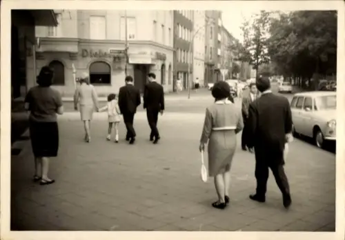 Foto Lierenfeld Düsseldorf, Reisholzer Straße, Passanten
