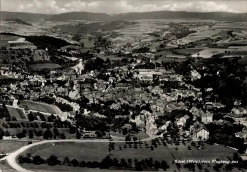 Ak Kusel in der Pfalz, Luftaufnahme von Kusel, Landschaft, Flugzeugperspektive