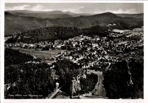 Ak Dahn in der Pfalz, Luftaufnahme von  viele Häuser, Wälder, Berge