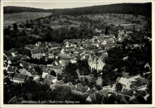 Ak Schmieheim Kippenheim im Ortenaukreis, Luftaufnahme von  viele Dächer, grüne Hügel im Hintergr