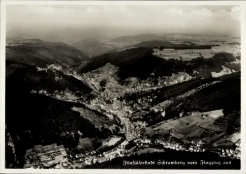 Ak Schramberg im Schwarzwald, Luftaufnahme von  Fünftälerstadt, Berge, Täler, Landschaft