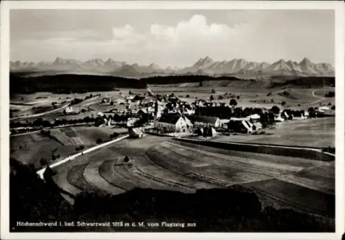 Ak Höchenschwand im Schwarzwald, Luftaufnahme von  Schwarzwald, Berge im Hintergrund
