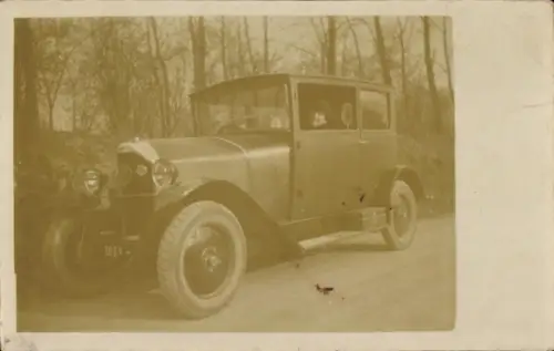 Foto Ak Automobil am Straßenrand