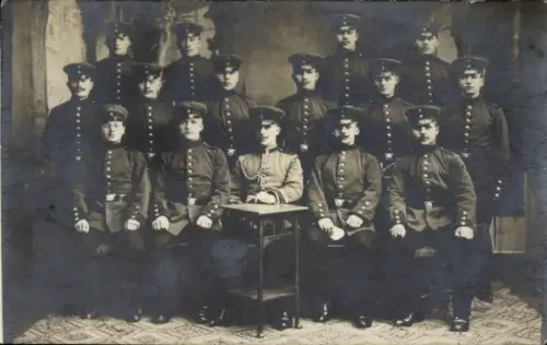 Foto Ak Deutsche Soldaten in Uniformen, Gruppenfoto, Kaiserzeit