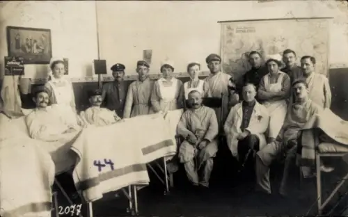 Foto Ak Deutsche Soldaten im Lazarett, Gruppenfoto, Krankenschwestern