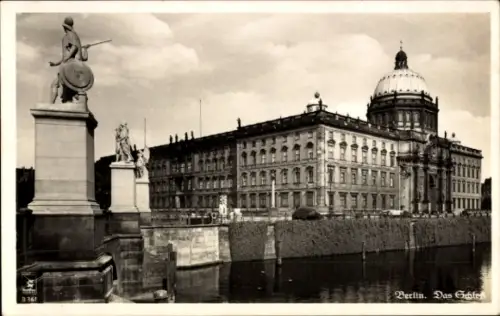 Ak Berlin, Blick vom Kanal auf den Eingang des Schlosses, Statuen