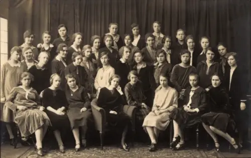 Foto Ak München Angerkloster Absolvia 1926, junge Frauen, Gruppenbild
