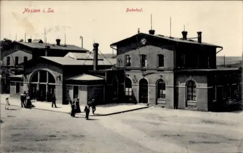 Ak Nossen Landkreis Meißen, Blick auf den Bahnhof von der Straßenseite, Eingang