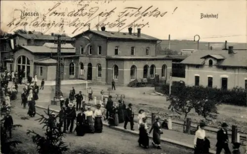 Ak Nossen in Sachsen, Bahnhof, Straßenpartie, Passanten