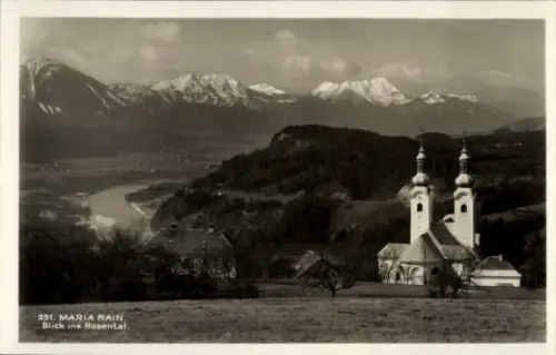 Ak Maria Rain in Kärnten, Kirche mit zwei Türmen, Fluss im Tal, Gehöfte, bewaldete Hügel, schneeb