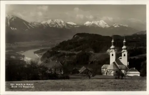 Ak Maria Rain in Kärnten, Kirche mit zwei Zwiebeltürmen, Dorfhäuser, Fluss im Tal, bewaldete Hüge