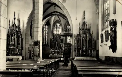 Ak Bad Kreuzen in Oberösterreich, Kircheninneres, Reihen Holzbänke, erhöhte Kanzel, geschnitzte A