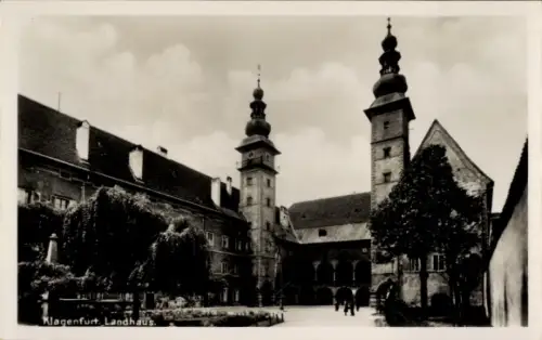 Ak Klagenfurt am Wörthersee Kärnten, Klagenfurt Landhaus,  Gebäude, Menschen im Hof