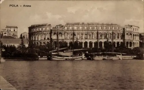 Ak Pola Pula Kroatien, Antikes Amphitheater (Ruine), Boote im Vordergrund am Wasser, Uferbäume un