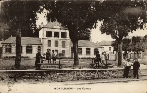 Ak Montlignon Val d’Oise, Schulgebäude, Kinder auf Bänken, Bäume, niedrige Steinmauer, Zaun, Gehw