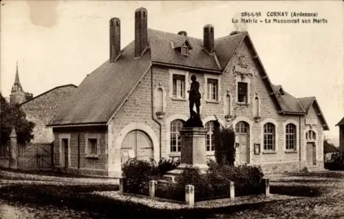 Ak Cornay Ardennes, Gebäude mit Kriegerdenkmal auf Sockel, niedrige Einfassung mit Bepflanzung, K
