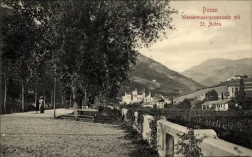Ak Bozen Bolzano Südtirol, Baumallee, Promenade mit Bänken, zwei Personen, Mauerbrüstung, Weinber