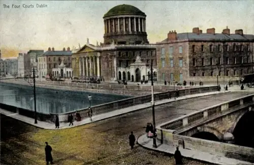 Ak Dublin Irland, Fluss mit Brücke, Uferpromenade mit Passanten, Kopfsteinpflasterstraße, große K