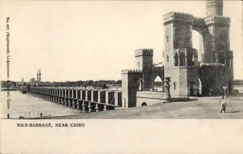 Ak Cairo Kairo Ägypten, Damm mit Pfeilern, burgenähnliche Türme, großer Bogen, Fluss, Fußgänger