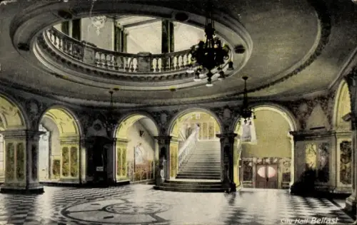 Ak Belfast Nordirland, Runder Deckenring, zentraler Treppenaufgang, Arkaden mit Säulen, gemustert