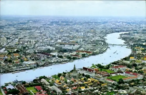 Ak Bangkok Thailand, Luftaufnahme, Fluss mit Booten, Tempelanlage mit Stupa und roten Dächern, Br