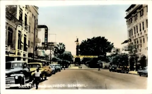 Ak Guayaquil Ecuador, Parkende Oldtimer, Fußgänger, Denkmal auf Säule, große Bäume, Querbanner, '