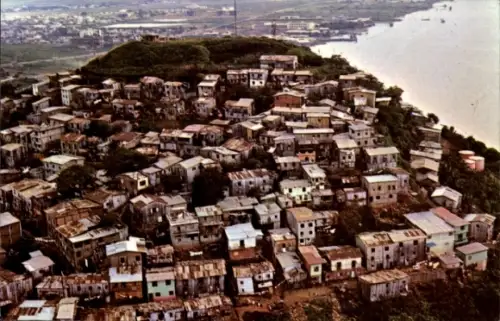 Ak Guayaquil Ecuador, Luftaufnahme, dichte Ansammlung kleiner Häuser auf Hang neben Fluss