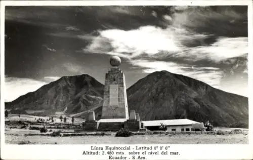 Ak Quito Ecuador, Obelisk mit Kugelaufsatz, Berge im Hintergrund, Gebäude, Inschrift mit Breiteng