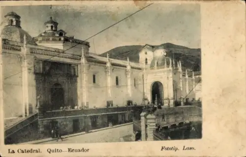Ak Quito Ecuador, Große Kirchenfassade mit Treppen, Balustrade, Haupteingang, Kuppeln, Menschen, 