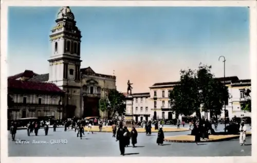 Ak Quito Ecuador, Kirche mit Turm, Reiterstatue auf Sockel, Menschen am Platz, Bäume, niedrige Ge