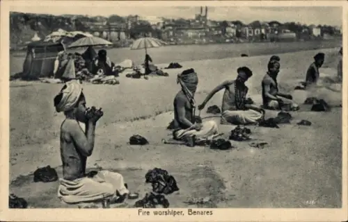 Ak Varanasi Benares Indien, Sitzende Asketen (Feueranbeter), rituelles Feuer/Opfer, Ufer mit Sonn