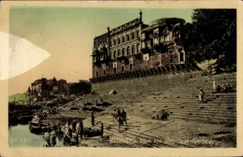 Ak Varanasi Benares Indien, Uferstufen mit Menschen, Boote am Ufer, Observatorium am oberen Rand