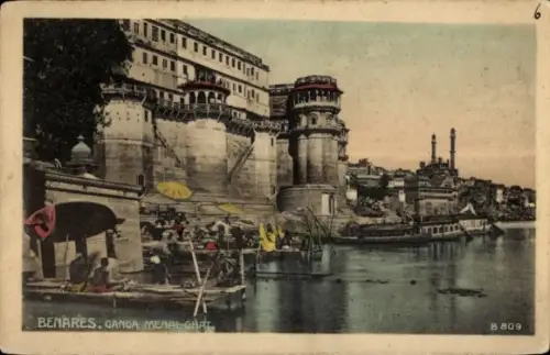 Ak Varanasi Benares Indien, Stufen zum Fluss mit Menschen und Booten, Uferbauten mit runden Türme