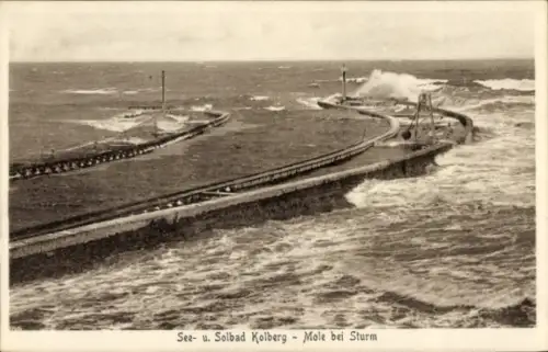Ak Moolen Kolberg Kołobrzeg Pommern , Mole mit Wellenbrechern, Wellen schlagen über die Mole, Was