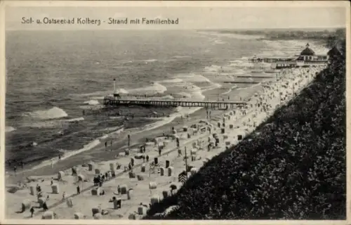 Ak Kołobrzeg Ostseebad Kolberg Pommern, Badegäste am Strand, Seebrücke mit Pavillon, Zahlreiche S