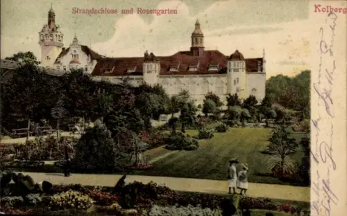 Ak Kołobrzeg Ostseebad Kolberg Pommern, Strandschloss mit Türmen, weitläufiger Rosengarten, Spazi