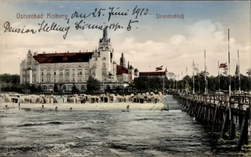 Ak Kołobrzeg Ostseebad Kolberg Pommern, Meer mit Wellen, Strand mit Strandkörben, Seebrücke recht
