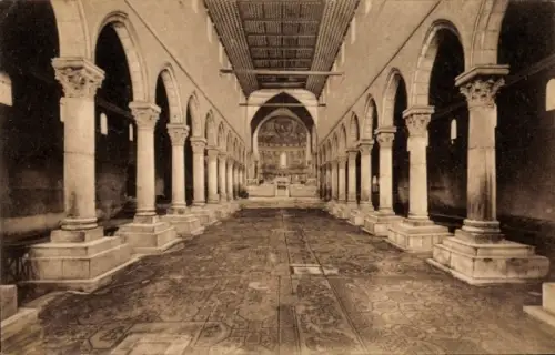 Ak Aquileia Friuli Venezia Giulia, Säulenreihen mit Rundbögen, Mosaikboden, Mittelgang zum Altar,