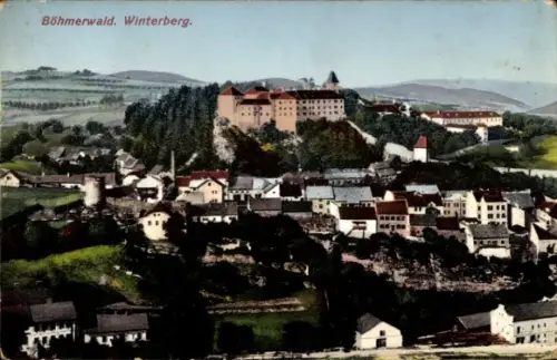 Ak Vimperk Winterberg Böhmerwald Südböhmen, Burg auf bewaldetem Hügel, Reihenhäuser, Kirchturm, r